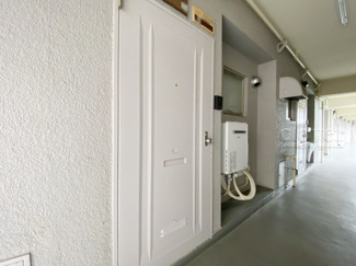 【その他共用部分】 | 皆様をお迎えする、お部屋の玄関ドア。開けやすさや開放角度、ドアノブの操作しやすさや鍵の形状などを、現地で一度ご確認ください。～即日のご見学可能～　お問合せはお気軽にどうぞ。