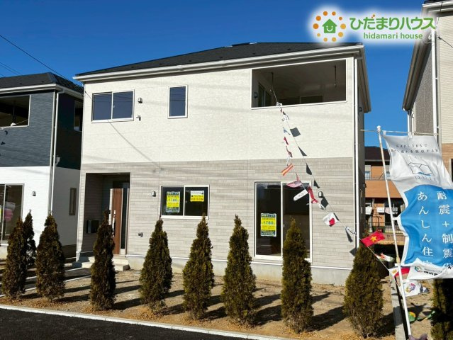 深谷市武蔵野第2　新築一戸建て　クレイドルガーデン　02の外観|玄関前の植栽が毎日の帰宅を優しく迎えてくれますね♪
南西向きで、室内への陽当たりも期待できる明るいお家です！