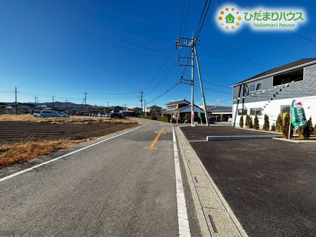 深谷市武蔵野第2　新築一戸建て　クレイドルガーデン　02の前面道路含む現地写真|お家の前は視界が開けており、車通りも少ないため落ち着いた住環境です！