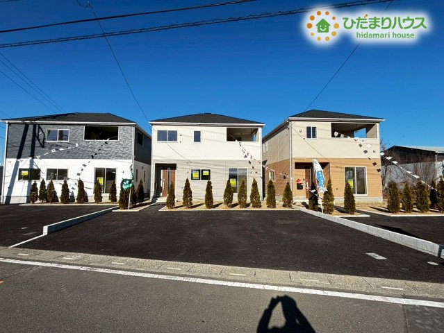 深谷市武蔵野第2　新築一戸建て　クレイドルガーデン　02の駐車場|並列3台分の広々としたカースペース。
ゆとりがあるので車の出し入れもラクラク♪