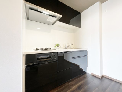 【キッチン】 | 下板橋住宅C棟 | システムキッチンは新調しています。食器洗浄機付きで洗い物がラクラク。洗い物の時間がちょっとした自分時間になりますね。