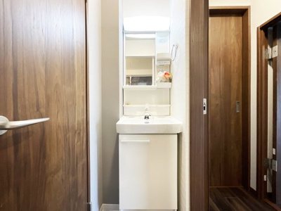 【独立洗面台】 | 下板橋住宅C棟 | 洗面化粧台は新調しています。収納ラック付きで水回りをスッキリと整理できます。