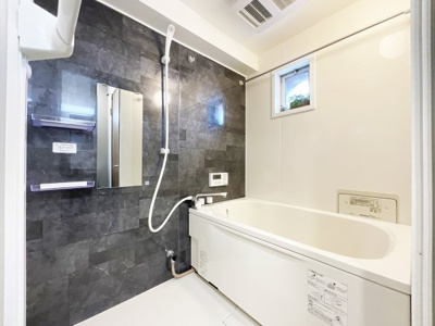 【浴室】 | 下板橋住宅C棟 | ユニットバスは新調しています。一日の疲れをリフレッシュできる癒しの空間です。浴室には浴室暖房乾燥機が完備されているので雨の日のお洗濯にも助かります。