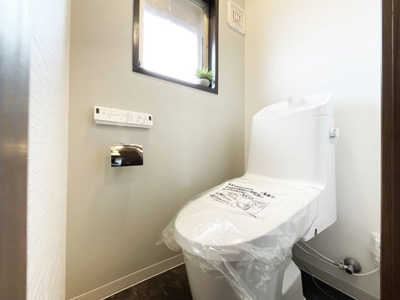 【トイレ】 | 下板橋住宅C棟 | トイレは新調しています。暖房便座・温水洗浄機能付きで寒い時期も安心です。