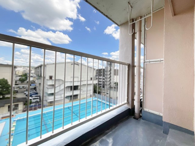 【バルコニー】 | 下板橋住宅C棟 | バルコニーは東向きです。最上階につき陽当り・風通し良好ですので洗濯物が早く乾きそうです。