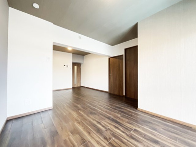 【洋室】 | 下板橋住宅C棟 | 【LDK12.7帖】バルコニーに面した明るいリビングです。壁付けタイプのキッチンですのでLDKを広く使用できます。