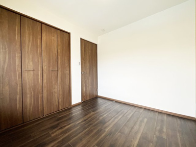 【洋室】 | 下板橋住宅C棟 | こちらはバルコニー側の4.5帖の洋室です。クローゼットが完備されているので、しっかりと収納できます。