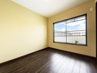 【洋室】 | 下板橋住宅C棟 | 【洋室4.5帖】東側は道路を挟んで伏見中学校がございます。徒歩約1分の距離で通学にも安心の距離です。小学校も徒歩5分と安心の距離です。