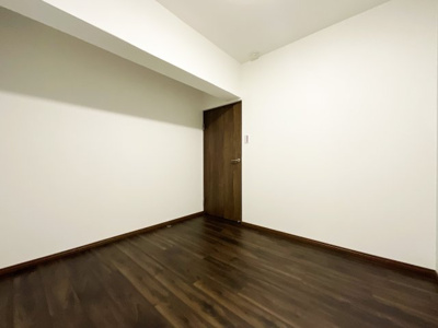 【洋室】 | 下板橋住宅C棟 | こちらは中央の4.5帖の洋室です。こちらのお部屋にもコンパクトな収納が完備されています。