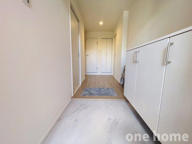 ベル・アーバニティ東淀川の玄関|◆フラットで足運びもスムーズな玄関です！白を基調とした内装で、清潔感のある空間が出迎えてくれます♪