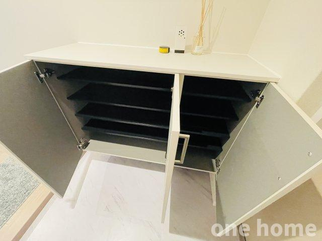 ベル・アーバニティ東淀川の収納|◆玄関にはシューズボックス完備！棚部分は鍵置場としたり、お好みのインテリアを置いたりと、自分好みの空間づくりを楽しめます♪
