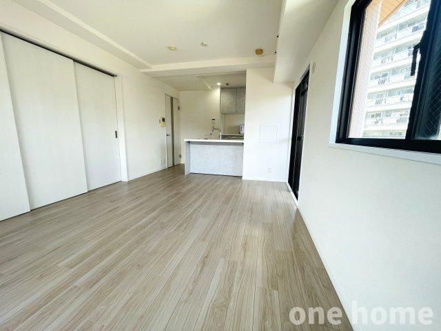ベル・アーバニティ東淀川の居間・リビング|◆広々LDKは約13.4帖！東南角部屋につき採光・通風 良好です！
◆白を基調とした内装で、明るく広々とした空間です！