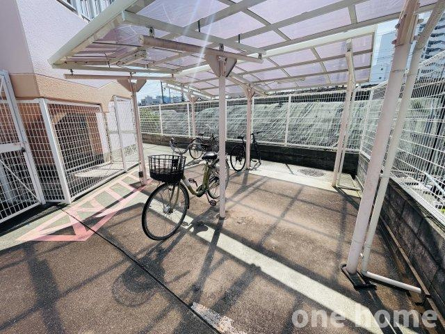 ベル・アーバニティ東淀川の駐輪場|◆駐輪場は屋根付きで、自転車が雨風にさらされる心配がありません！
◆最新の空き状況など、詳細につきましてはお気軽にお問い合わせください。