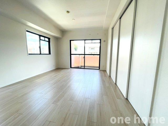 ベル・アーバニティ東淀川の居間・リビング|◆LDK 別角度です！二面採光で陽当たり良好です！
◆ペット飼育可能！（規約有り）大切なワンちゃん猫ちゃんと一緒に暮らせます♪