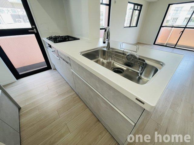 ベル・アーバニティ東淀川のキッチン|◆新調されたシステムキッチンは対面式で、お料理をしながらも家族と時間を共有できます♪
◆キッチンに勝手口があり、家事動線に優れた間取りです！