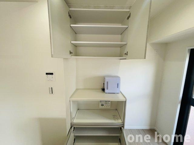 ベル・アーバニティ東淀川の収納|◆キッチン背面にはカップボードが備え付けられ、収納家具を購入する必要がありません！
◆令和7年7月10日室内フルリフォーム完了！手直しなしでお住まいいただけます！