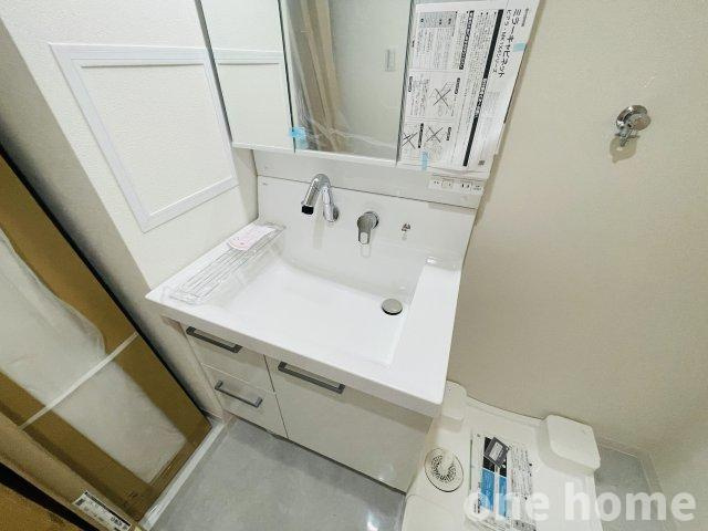 ベル・アーバニティ東淀川の独立洗面台|◆新調された三面鏡の洗面化粧台です！洗顔や洗髪がしやすい大きめボウル！水栓はお掃除がしやすい壁付けタイプです！