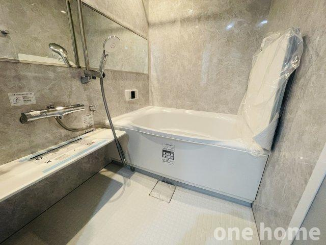 ベル・アーバニティ東淀川の浴室|◆新調された浴室です！ワイドミラーがさりげなく高級感を演出♪
◆シャワーの高さを調整できるスライドバー付き！