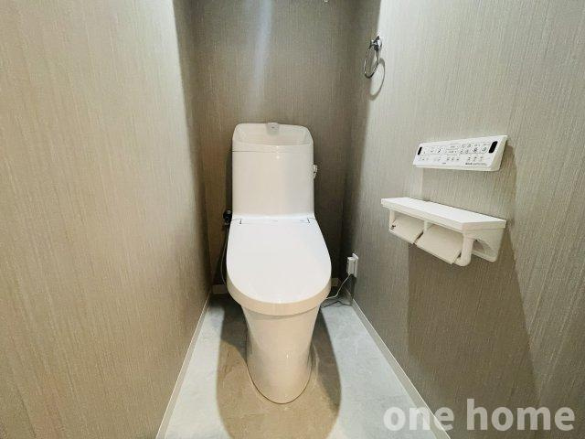 ベル・アーバニティ東淀川のトイレ|◆新調された温水洗浄便座付きトイレです！操作がしやすい壁掛けリモコンです！
◆【即日内覧会開催中】土日はもちろん！平日の仕事終わりの内覧も可能です！