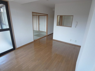 【居間・リビング】 | リフォーム済の綺麗で明るいリビング