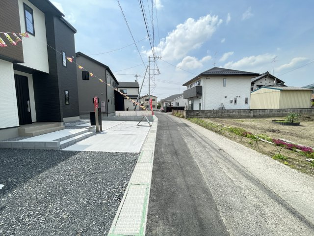 館林市足次町3期　全3棟の前面道路含む現地写真|車通りが少なく静かな住宅街に立地♪前面道路も穏やかな雰囲気でゆったりとした暮らしができます♪
