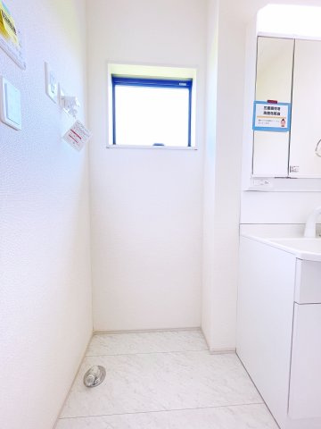 桐生第7広沢町　Livele Garden　全3棟のランドリースペース|換気しやすい小窓付きで明るく清潔感のあるホワイト基調のランドリースペースです♪