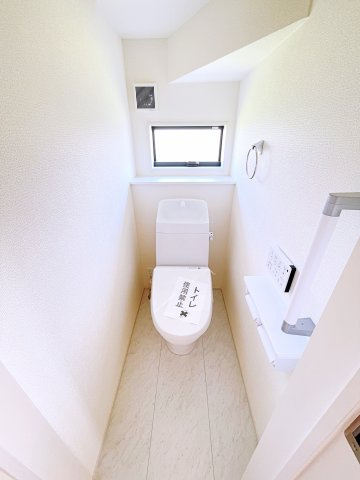 桐生第7広沢町　Livele Garden　全3棟のトイレ|小窓付きで自然光が入る明るくて爽やかなトイレ空間です！