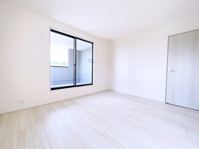 桐生第7広沢町　Livele Garden　全3棟の洋室|ホワイト基調の爽やか空間からインナーバルコニーにも出られます♪