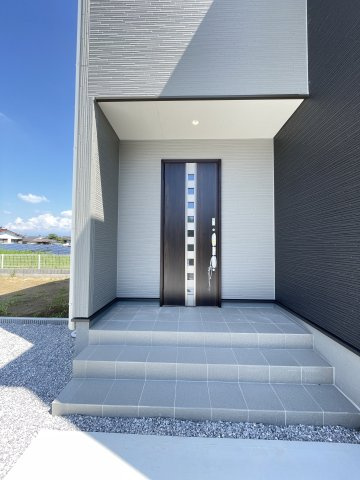 桐生第7広沢町　Livele Garden　全3棟の玄関|玄関ポーチには屋根があるので雨が降っても開閉に心配がありません！