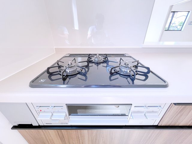 桐生第7広沢町　Livele Garden　全3棟のキッチン|3口コンロなのでご飯を作りながらお弁当のおかずも作れて便利！