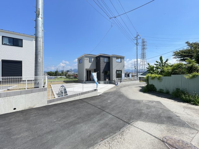 桐生第7広沢町　Livele Garden　全3棟の前面道路含む現地写真|周辺に建物が少ない閑静な住宅地でのびのびとした立地です♪