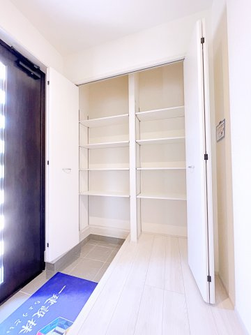 桐生第7広沢町　Livele Garden　全3棟の収納|玄関収納には可動棚が付いているので様々な靴などが収納可能です！