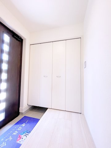 桐生第7広沢町　Livele Garden　全3棟の玄関|靴を脱がずに使える収納と廊下側からの収納が一体になった玄関収納で使い勝手◎