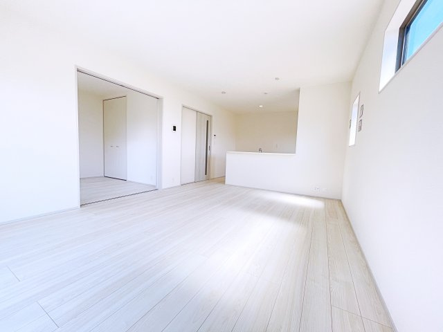 桐生第7広沢町　Livele Garden　全3棟の居間・リビング|ホワイトを基調とした明るく開放的なLDKです！