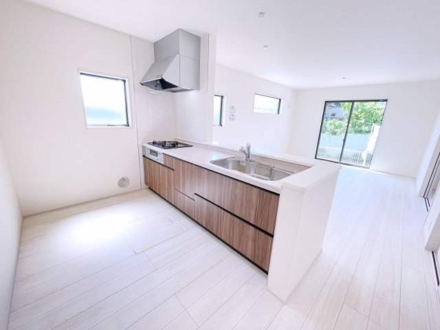 桐生第7広沢町　Livele Garden　全3棟のキッチン|カウンター越しに会話が弾む、家族とのつながりを感じられる対面キッチンです！