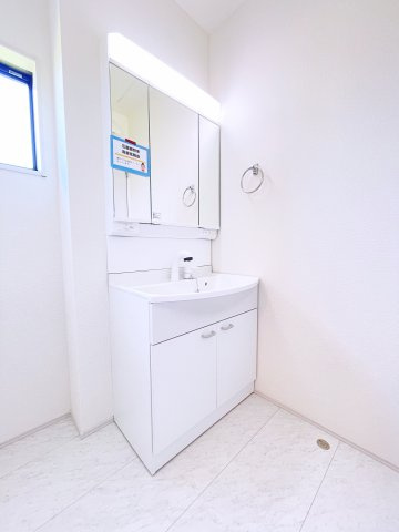 桐生第7広沢町　Livele Garden　全3棟の独立洗面台|三面鏡タイプの独立洗面台で、身だしなみチェックも収納力も◎洗面まわりもすっきり清潔に保てます！