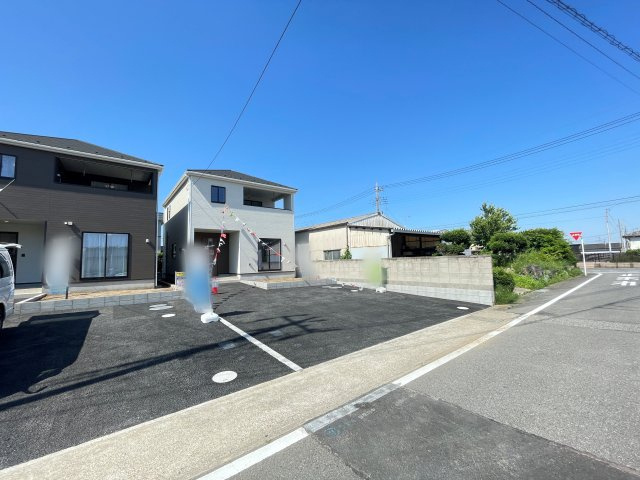 新築戸建・建売　伊勢崎市富塚町第13  Cradle Garden　全2棟の駐車場|並列3台駐車可能です！