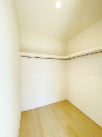 新築戸建・建売　桐生第25相生町　Livele Garden　全2棟の収納|ウォークインクローゼットは使いやすさ◎パイプハンガー付きで収納力も◎