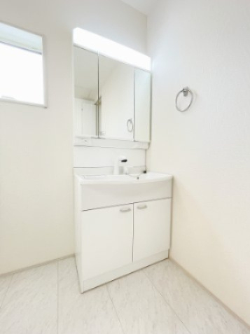 新築戸建・建売　桐生第25相生町　Livele Garden　全2棟の独立洗面台|三面鏡タイプの独立洗面台で、身だしなみチェックも収納力も◎洗面まわりもすっきり清潔に保てます！