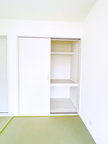 太田市第4鶴生田町　Livele Garden　全2棟の収納|自然な緑の畳が優しい印象です♪2面採光&引き戸収納付きで使いやすいです！