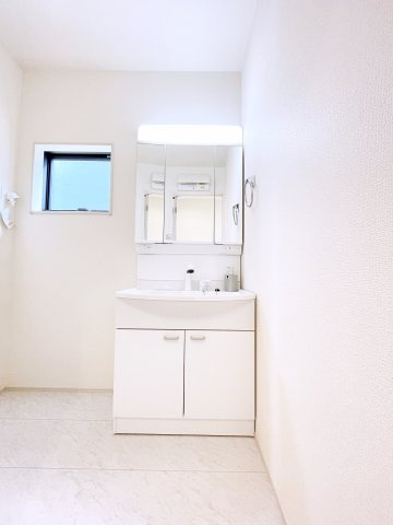 太田市第4鶴生田町　Livele Garden　全2棟の独立洗面台|三面鏡独立洗面台には収納も備えているので備品など収納できます！