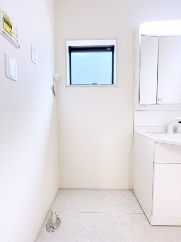 太田市第4鶴生田町　Livele Garden　全2棟のランドリースペース|ランドリースペースには小窓付きで、明るく風通しもよく快適に使えますね♪