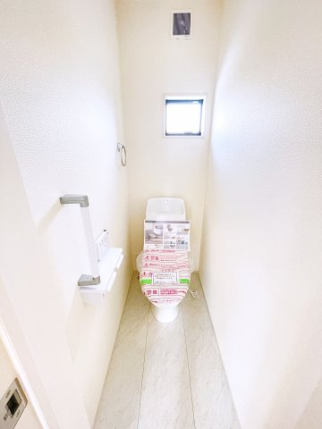太田市第4鶴生田町　Livele Garden　全2棟のトイレ|小窓付きで自然光が入る明るくて爽やかなトイレ空間です！
