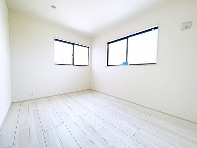 太田市第4鶴生田町　Livele Garden　全2棟の洋室|2面採光で陽射しがたっぷり差し込む明るい洋室です！