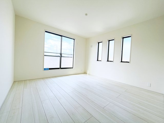 太田市第4鶴生田町　Livele Garden　全2棟の洋室|2面採光で明るい洋室です！ホワイト基調の爽やか空間からインナーバルコニーにも出られます♪