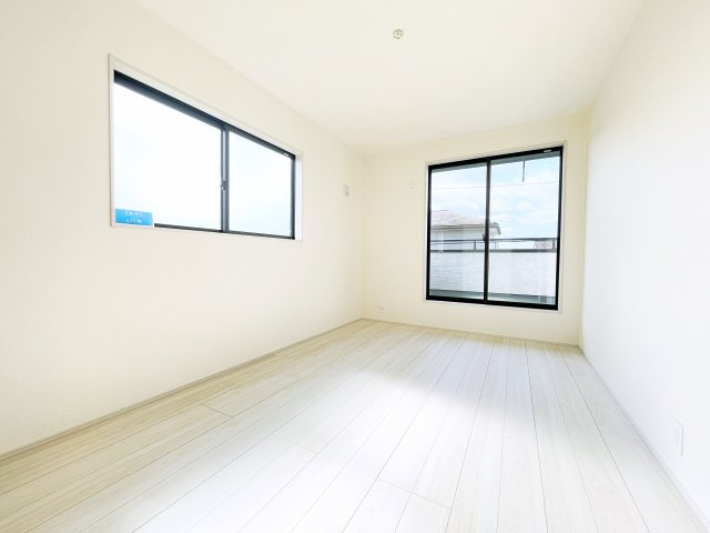 太田市第4鶴生田町　Livele Garden　全2棟の洋室|ナチュラルな光が差し込む2面採光の洋室です！ホワイト基調で清楚感たっぷり♪