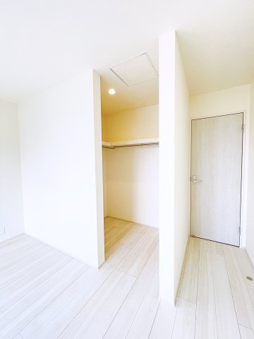 太田市第4鶴生田町　Livele Garden　全2棟の収納|ハンガーパイプ付きのウォークインクローゼットで大切な衣類もたっぷり収納可能！