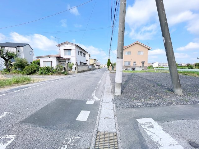 太田市第4鶴生田町　Livele Garden　全2棟の前面道路含む現地写真|のびのびとした住環境！周辺に建物が少なく、開放感ある立地です♪
