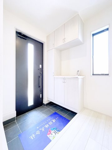 太田市第4鶴生田町　Livele Garden　全2棟の玄関|玄関には小窓があり日中でも明るいので電気いらず♪ホワイト基調なのでより明るく感じます♪