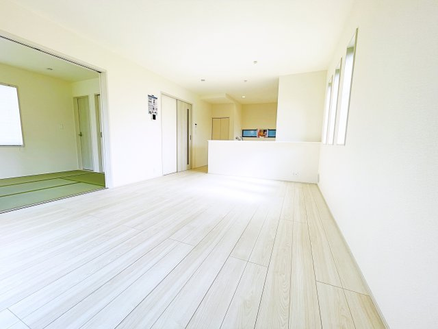 太田市第4鶴生田町　Livele Garden　全2棟の居間・リビング|ホワイトを基調とした明るく開放的なLDKです！